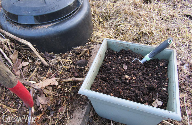 Coarse compost for beds